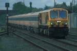 IERLAND sep 2003 BALLYBROPHY LOC 201 oranje met personen trein