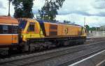IERLAND sep 2005 KILDARE LOC 217 oranje bij aankomst op het station