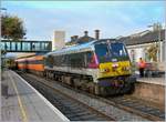 Der IC Dublin - Cork hlt kurz in Mallow Station / Stisin Mala. Die Diesellok in Enterprise Lakierung (fr den Dublin Belfast IC Verkehr) verkehren uneingeschrnkt in ganz Irland, so wie auch orange Loks Enterprises - Zge befrdern. 
4. Okt. 2006  