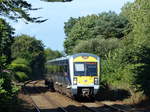 Translink-Zug in Jordanstown. Von Belfast Central aus werden sternförmig 3 Richtungen mit dem S-Bahn-ähnlichen System bedient. Die Bezeichnung Translink beinhaltet aber ebenso einige Busbetriebe in der Region. Fahrzeug 3014 in Richtung Belfast Central kurz vor der Station Jordanstown. 3.8.2017