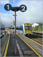 Der NIR Dieseltriebzug 3018 trifft, von Portadown kommend, im Kopfbahnhof Belfast Great Victoria Street ein. Er fährt nach kurzem Aufenthalt weiter nach Bangor.

Belfast hat zwei große Bahnhöfe: Belfast Central (mit vier Druchgangsgleisen) und Belfast Great Victoria Street (mit vier Kopfgleisen). Beide, etwa gute Meile (also 1,6 km) Luftlinie auseinander liegenden Bahnhöfe werden durch eine Hufeisenförmige Streckenführung miteinander verbunden. In Belfast Central bzw. nördlich davon verzweigen sich die Strecken nach Derry, Larne und Bangor, der Enterprise Service von und nach Dublin bedient nur Belfast Central. BW und Abstellgleise befindet sich nördlich von Belfast. 
24. September 2007 