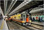 In den Hallen des Bahnhofs Dublin Connolly Station / Baile Atha Cliath Stasiun Ui Chonghaile wartet ein Dieseltriebwagen auf seine Fahrgäste, während die CC O85 mit ihrem IC von Sligo