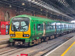 Zug 29010 der Iarnród Éireann steht mit einem Regionalzug in der Station Dublin Connolly, 23.04.2025.