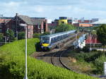 Blick von der East Bridge Street in Belfast auf die Bahnstrecke, hier Zug 4002 am 4.8.2017