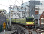 In Dublin verlaufen die Bahnlinien teils durch dicht besiedeltes Gebiet. Hier fährt der DART-Zug Nr. 8627 auf dem Weg nach Howth gerade in Dublin Connolly ein. 1.8.2017