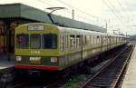 Triebwagen 8109 der DART (Dublin Area Rapid Transport) steht im April 1992 abfahrbereit in Howth. Die Triebwagen wurden 1983 von General Electric und Linke Hoffmann Busch/Salzgitter gebaut.