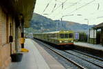 Der von Linke-Hoffmann-Busch gebaute Triebwagen 8336 der DART (Dublin Area Rapid Transport) fährt im April 1992 in den Bahnhof Killiney ein