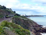 Immer an der Küste entlang - ein DART-Zug (#8326) in Richtung Malahide (über Dublin) kurz nach der Ausfahrt aus Killiney.