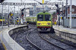 Treibzug DART (Dublin Area Rapid Transit) 8607vor dem Hauptbahnhof Connolly Station in Dublin.