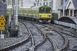 DART 8604 vor Connolly Station in Dublin. Die charakteristischen grünen Züge nutzen ein Oberleitungssystem mit 1500 Volt Gleichstrom, das aus diesem Grund geschaffen wurde und die einzige elektrifizierte Strecke in der Republik Irland darstellt.
Aufnahme: 9. Mai 2018.