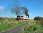 Gemtlich zuckelt, krftig rauchend, das Zgelein der Gigan's Causeway & Bushmills Railway durch eine der schnsten Landschaften Irlands...