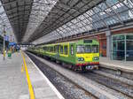  DART  Dublin Zug 8306 nach Greystones steht in der Station Dublin Pearse, 23.04.2025.
