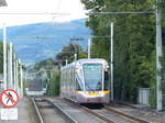 In Ranelagh fährt die LUAS-Straßenbahn auf eigenem Gleisbett, hier erfolgt ein Ebenenwechsel etwa aus Dachhöhe herunter auf die normale Ebene. Die grüne Linie ist eine von zwei Straßenbahnlinien, die im Jahr 2004 ihren Betrieb aufnahmen. Auf den alten Bahngleisen werden Geschwindigkeiten bis zu 70 km/h gefahren. Diese Bahn fährt gerade stadteinwärts zu einer provisorischen Endhaltestelle, die durch Streckenbaumaßnahmen (Verknüpfung beider Linien) nötig wurde. 5.8.2017, Ranelagh