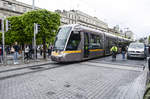 LUAS 5024 auf der Grünen Linie (Broombridge-Brides Glen) in der Dubliner O'Connell Street aufgenommen.