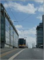 Moderne Bahn in modernem Umfeld: Luas Tram in den Docklands von Dublin.