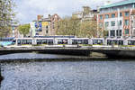 Die Straßenbahn LUAS 5013 auf der Rosie Hacket Bridge über River Liffey in Dublin.
Aufnahme: 12. Mai 2018.