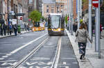 Die Straßenbahn LUAS 4012 in Marlborough Street in Dublin.