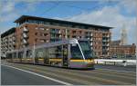 Ein Dublin Luas-Tram in den  Docks .