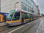  LUAS  Straßenbahn Dublin mit Zug 3024 auf der Roten Linie nach Saggart in der Station Jervis, 22.04.2025.