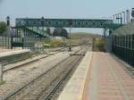 Die markante Fugngerbrcke mit den langen Rampen berspannt die sdliche Bahnhofsausfahrt von Akko, Nord-Israel.