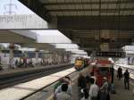 Hier noch einmal ein Blick auf Bahnsteig 3 und 4 in Tel Aviv Merkaz mit einem durchfahrenden Containerzug, was tagsber eher selten ist. Der Personenverkehr ist sehr umfangreich, die Zge meist gut bis sehr gut ausgelastet. (T.A. 06.05.2007)