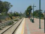 Bahnhof Akko, Nord-Israel, die Ausfahrt in Richtung Norden. Noch ist die Strecke eingleisig, auf unserer Fahrt nach Nahariya haben wir aber gesehen, dass auf dem gesamten Abschnitt am zweiten Gleis gebaut wird. (Akko, 14.05.2007)