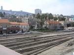 Blick von der Fugngerbrcke auf den nicht fr den Passagierverkehr genutzten Bahnhof Haifa Mizrah und auf die Stadt.