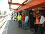 Aus dieser Richtung wird kein Zug in Kiryat Motzkin auf Bahnsteig 1 einfahren, bitte gen Norden schauen, wie die junge Frau im Hintergrund. Von dort mu der Mittags-IC aus Nahariya zur Weiterfahrt nach Tel Aviv und Lod kommen und in den in blauen und orangenen Farben gehaltenen Bahnhof einlaufen. (Kiryat Motzkin, 14.05.2007)