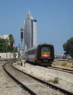 Eine Gumminase (IC 3) der Israel Railways verlässt am 12.08.10 Haifa in Richtung Naharyia.