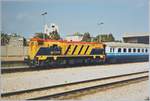 Im Bahnhof von Haifa wartet die Dieselok G12 111 mit einem Schnellzug nach Tel Aviv auf die Abfahrt. (Mai 1992/Gescanntes Foto)