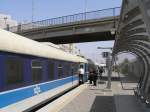 Gut zu erkennen sind hier in Haifa Merkaz die Altbau-Schnellzugwagen der Israelischen Staatsbahn.
