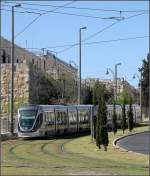 Entlang der Altstadtmauer -    Zwischen den Haltestellen City Hall und Damascus Gate fährt die Stadtbahn auf Rasenbahnkörper an der Altstadtmauer vorbei.