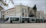 . Mal eine Seitenansicht -

Citadis-Tram am Tzahal Square an der Jerusalemer Altstadt. Der langen Überstand unter dem Führerhaus und der ersten Tür bis zum Fahrwerk ist gut erkennbar. Nach dem ersten Gelenk kommt dann eine Sänfte und anschließend wieder ein kurzes Gelenkwägelchen. Ein typischer Aufbau für 100% Niederflurstaßenbahnen. Die Fahrwerk sind drehfest mit den jeweiligen Wagenkästen verbunden, daher auch die vielen Gelenke.

18.03.2014 (M)