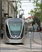 . Blick in die Jaffa Road -

Die vorher vom Autoverkehr verstopfte Einkaufstraße durch das westliche Jerusalem wurde mit dem Stadtbahnbau zur Fußgängerzone mit Straßenbahnverkehr. Die linke Bahn hat soeben die Haltestelle 'Safra Square (City Hall)' verlassen.

18.03.2014 (M)

