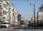 . Nur scheinbar einäugig -

Citadis-Tram in der Jerusalemer Jaffa Road, oberhalb der Haltestelle 'Ha-Davidka .

26.03.2014 (M)