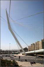 Calatrava-Brücke -    Schrägseilbrücke des spanischen Architekten Santiago Calatrava für die Jerusalemer Straßenbahn.