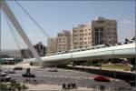 Calatrava-Brücke -    Etwas versteckt quert eine Tram die elegante Brücke in Jerusalem.