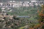 Talfahrt von Jerusalem hinunter nach Tel Aviv -    Personenzug unterhalb des palästinensischen Ortes Battir.