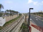 Blick Richtung Norden auf die zweigleisige Hauptstrecke Tel Aviv-Haifa-Akko-Nahariya. Die Strecke verluft  teilweise direkt am Mittelmeer (Hintergrund) und macht hier nur einen Schwenk zur Station Hof Ha'Karmel und um das First-Class-Strandhotel  Le Meridien  herum. Haifa 13.05.2007
