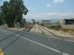 Ein (beschrankter) Bahnbergang an der Hauptstrecke Tel Aviv - Nahariya nrdlich von Haifa zwischen Hutzot Ha-Miffratz und Kiryat Chaim.