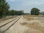 Grund fr die Sicherungsanlagen hier an der Hauptstrecke nach Nahariya ist eine diagonal kreuzende lpipeline.