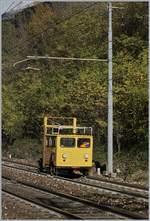 Der WE AIS MI 1179U auf Steckenfahrt bei Varzo Richtung Preglia. Durch die von der an Bord sitzenden Equipe auszuführenden Arbeiten auf der Strecke war das Gleis dann gesperrt und mir blieb nur das weniger fotogene westliche Gleis für mein Bilder. 27. Okt. 2017