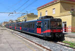 Regionalzug der Circumvesuviana (EAV, Ente Autonomo Volturno) im Kopfbahnhof in Sarno. Sarno, 29.4.2023