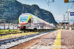 Nachschuss von einem ETR 170 bei der Durchfahrt, durch den Bahnhof Bolzano/Bozen.