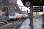 FS-Triebzug (Fahrzeugnummer und Fahrzeugtyp unbekannt) // Bahnhof Bozen // 8.