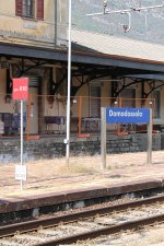 Hier verschiedene Schilder, die sich im Bahnhof Domodossola befinden.