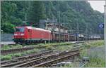 An Schluss des langen Tonerdezugs schiebt die DB 185 101-3; hier bei der Durchfahrt im Bahnhof von Iselle di Trasquera.