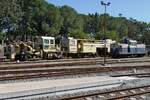 Eine Schotterverteil-/Planiermaschine und Stopfmaschine von Plasser & Theurer für die 950 mm Spur und LDe 616 am 01.10.2019 in Mandas.