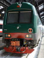 Ein Doppelstock-Wendezug vom Typ AnsaldoBreda Vivalto der Trenitalia im Zentralbahnhof von Mailand.