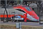 Am ETR500 Frecciarossa wird vor Abfahrt in Milano Centrale noch klare Sicht gemacht.